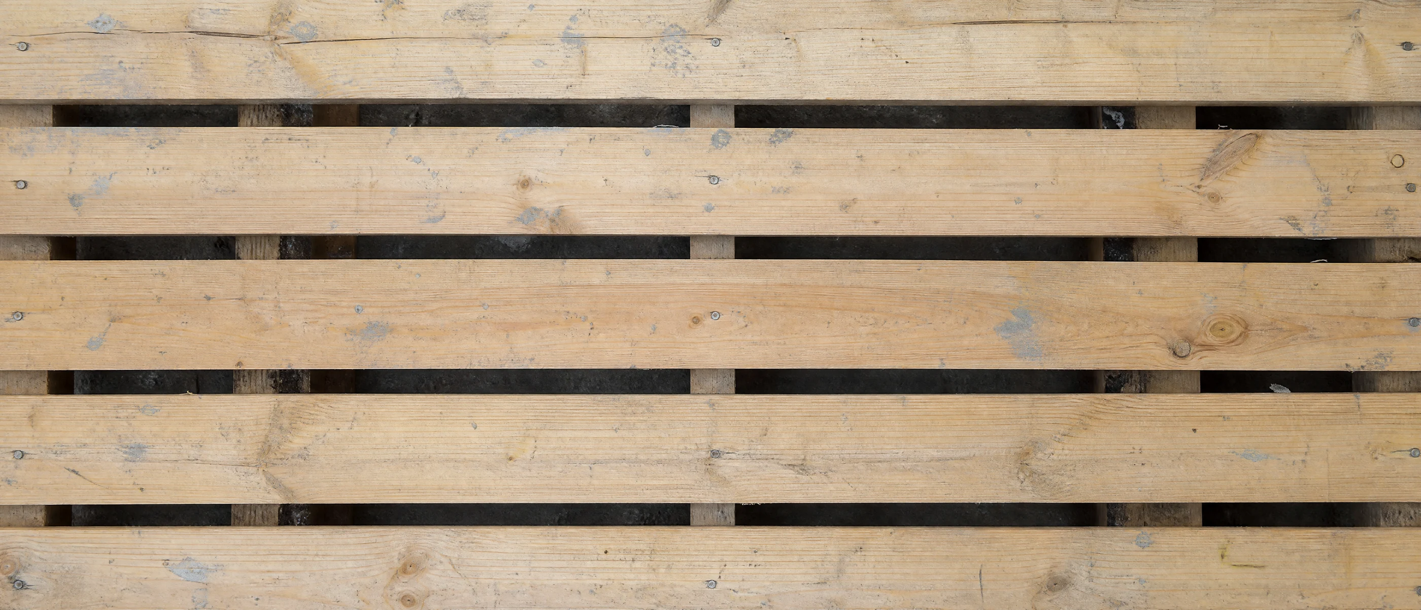 Genagelte Bretter einer Holzpalette von oben