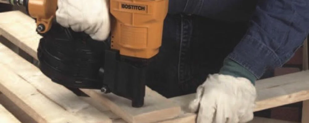 Coilnagler beim Nageln einer Holzlatte